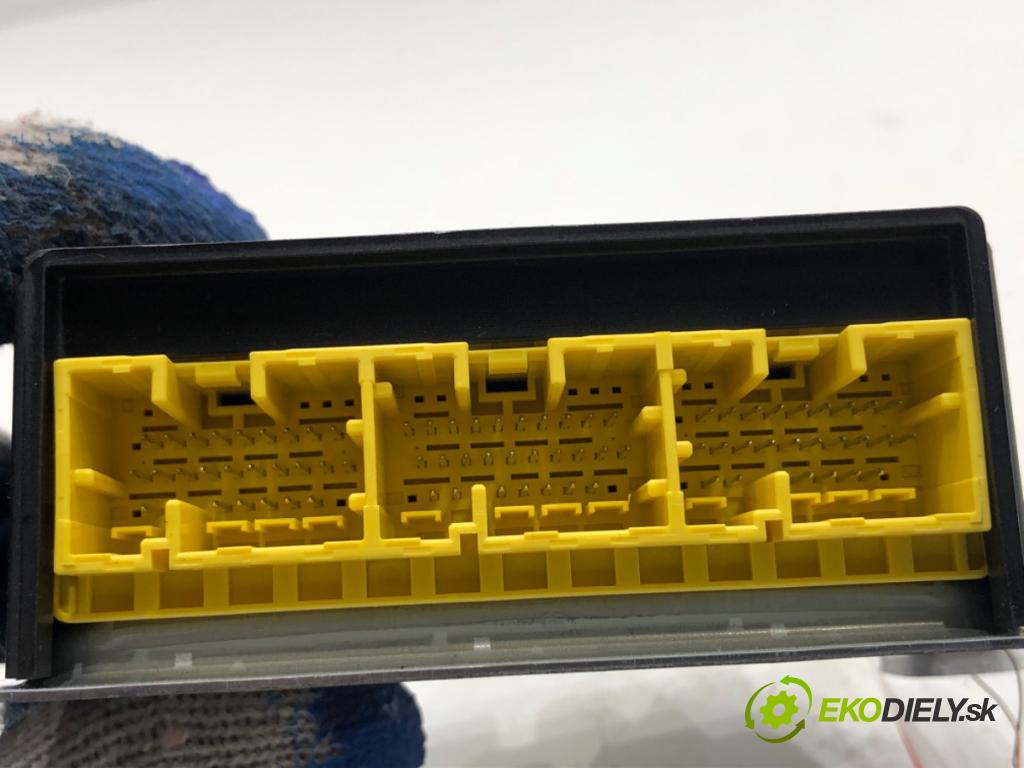 MAZDA 2 DL liftback 2019 66 kW 1.5 SKYACTIV-G 1496 senzor airbag DA6A-57K30 (Snímač)