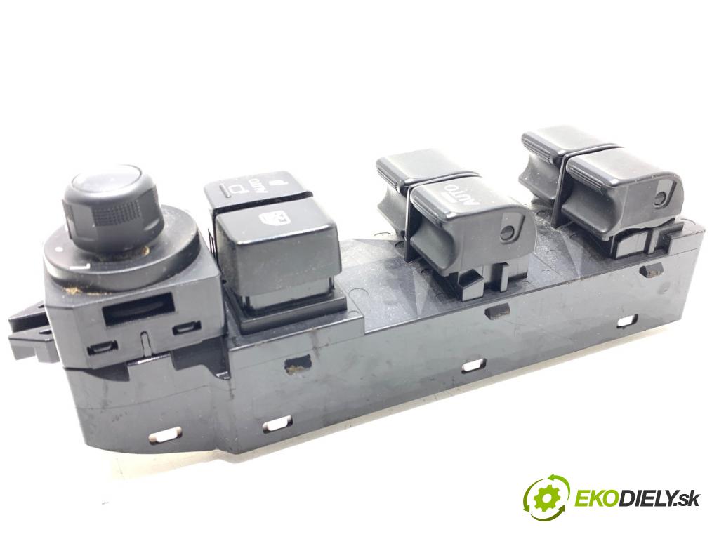 MAZDA 2 DL liftback 2019 66 kW 1.5 SKYACTIV-G 1496 Prepínač okien DG8T66350 (Prepínacie páčky pod volantom)