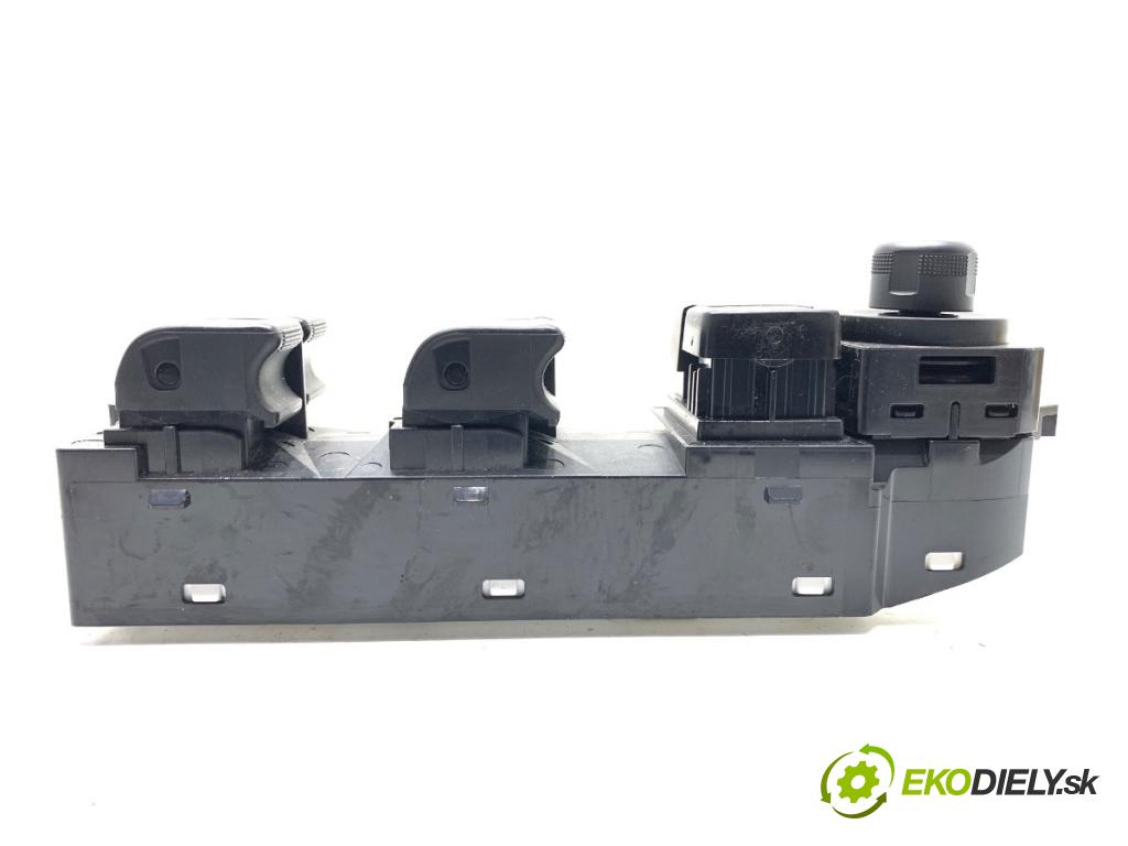 MAZDA 2 DL liftback 2019 66 kW 1.5 SKYACTIV-G 1496 Prepínač okien DG8T66350 (Prepínacie páčky pod volantom)