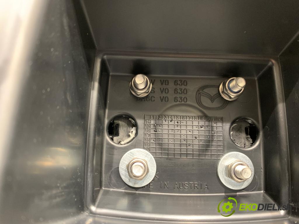 MAZDA 2 DL liftback 2019 66 kW 1.5 SKYACTIV-G 1496 Lakťová opierka DA6C-V0-630 (Lakťová opierka)