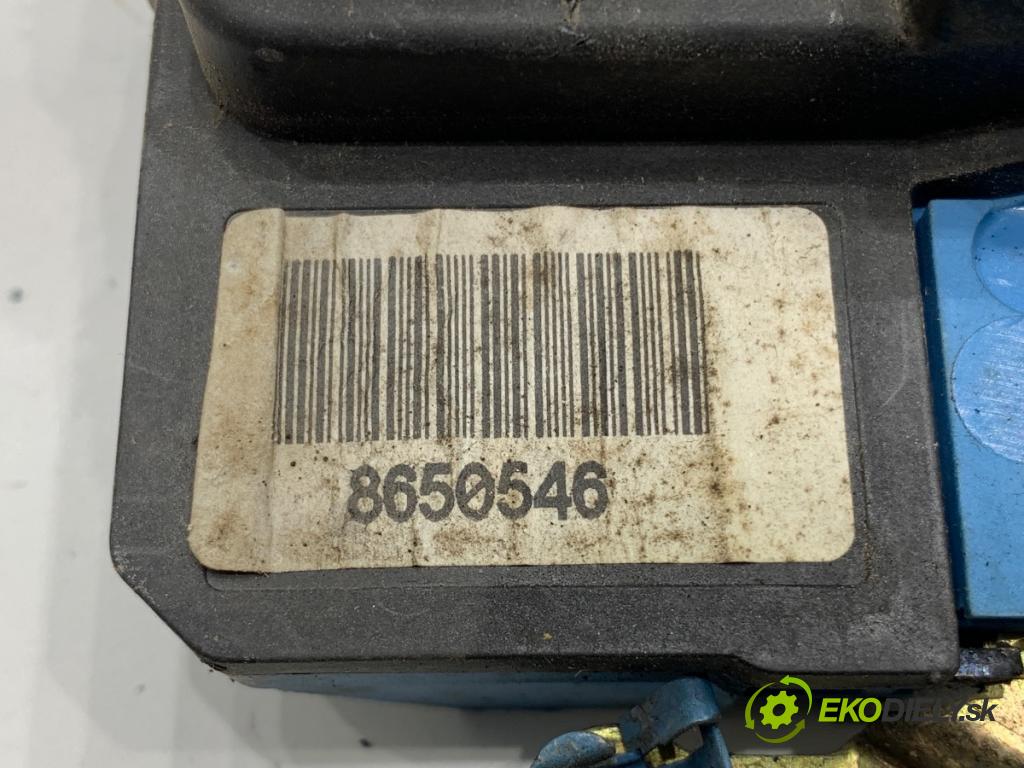 VOLVO S60 I sedan 2003 125 kW 2.4 2435 zámok dveře pravý přední část 8650546