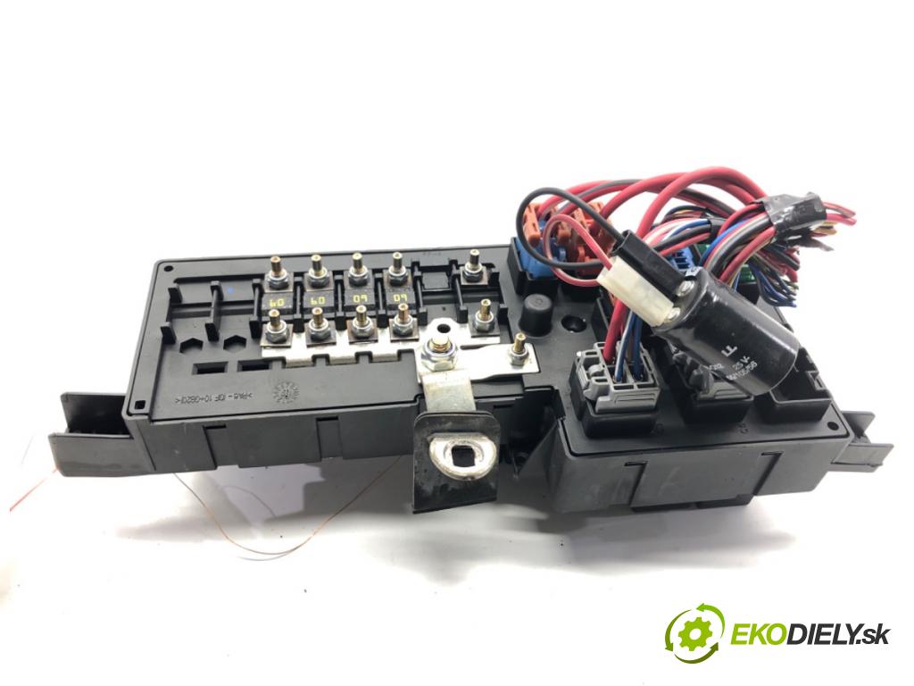 VOLVO S60 I sedan 2003 125 kW 2.4 2435 skříňka poistková 8637841 (Pojistková skříňka)