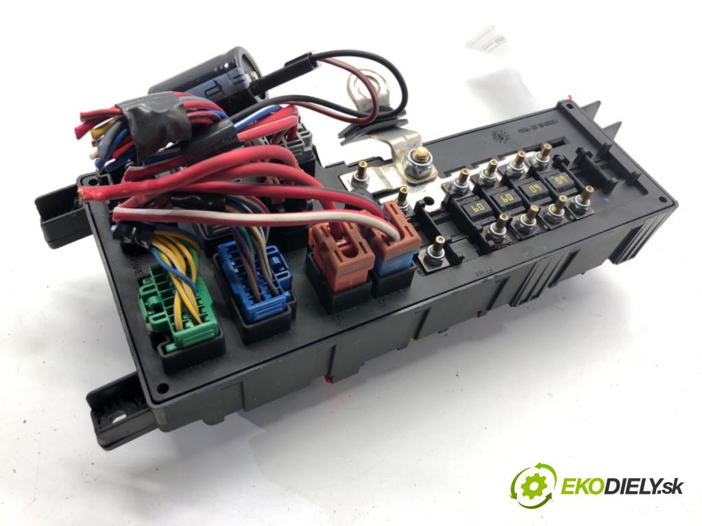 VOLVO S60 I sedan 2003 125 kW 2.4 2435 skříňka poistková 8637841 (Pojistková skříňka)