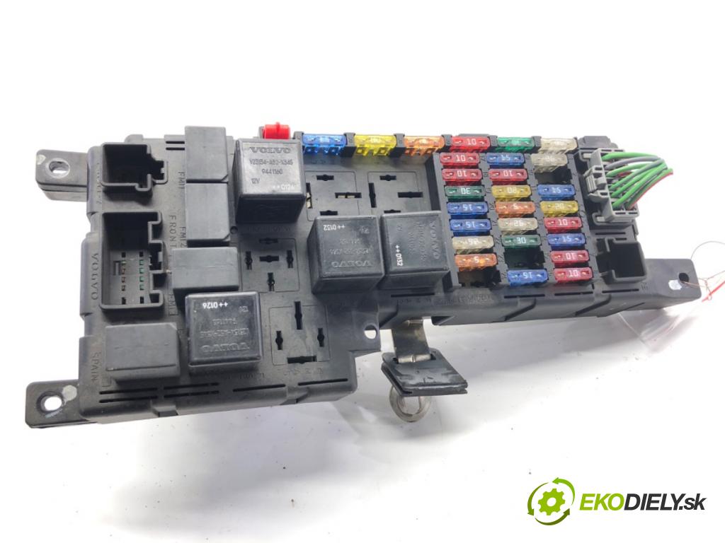 VOLVO S60 I sedan 2003 125 kW 2.4 2435 skříňka poistková 8637841 (Pojistková skříňka)