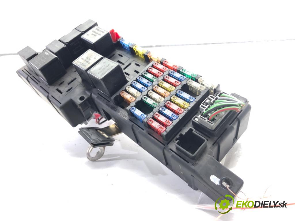 VOLVO S60 I sedan 2003 125 kW 2.4 2435 skříňka poistková 8637841 (Pojistková skříňka)