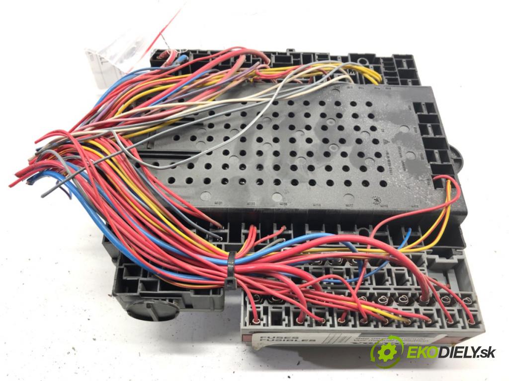 VOLVO S60 I sedan 2003 125 kW 2.4 2435 modul BSI 9401802 (Pojistková skříňka)