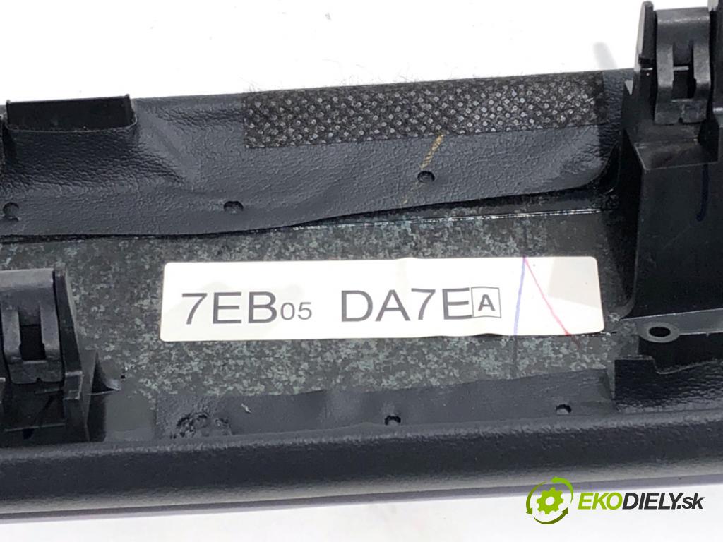 MAZDA 2 DL liftback 2019 66 kW 1.5 SKYACTIV-G 1496 lišta kryt interiéru DA7E-55211 (Lišta)