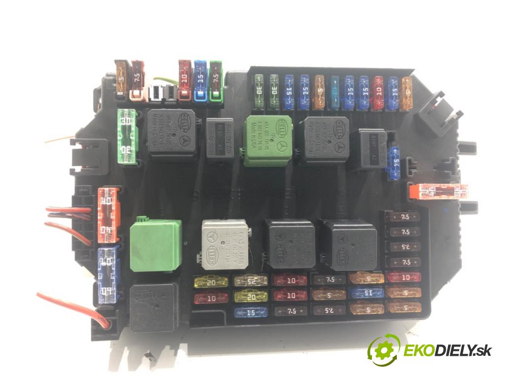 MERCEDES-BENZ W221 sedan 2010 205 kW S 400 Hybrid (221.095, 221.195) 3498 skříňka poistková A2219002600 (Pojistková skříňka)