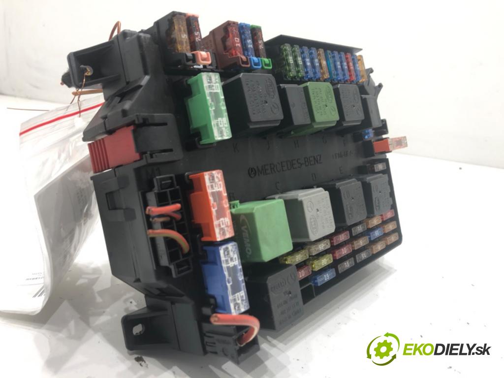 MERCEDES-BENZ W221 sedan 2010 205 kW S 400 Hybrid (221.095, 221.195) 3498 skříňka poistková A2219002600 (Pojistková skříňka)