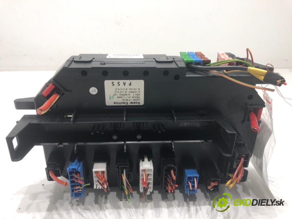 MERCEDES-BENZ W221 sedan 2010 205 kW S 400 Hybrid (221.095, 221.195) 3498 skříňka poistková A2219002600 (Pojistková skříňka)