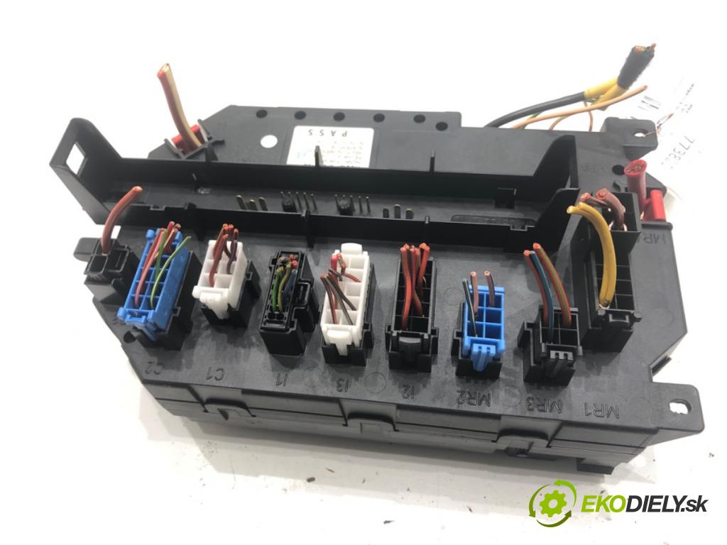 MERCEDES-BENZ W221 sedan 2010 205 kW S 400 Hybrid (221.095, 221.195) 3498 skříňka poistková A2219002600 (Pojistková skříňka)