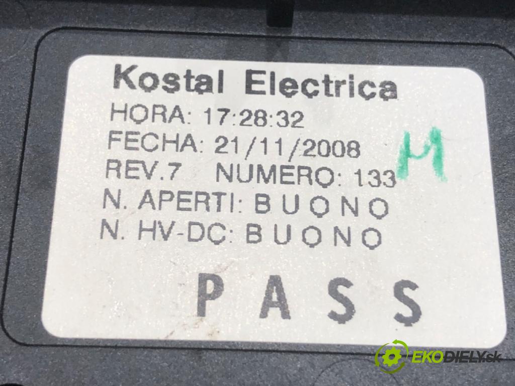 MERCEDES-BENZ W221 sedan 2010 205 kW S 400 Hybrid (221.095, 221.195) 3498 skříňka poistková A2219002600 (Pojistková skříňka)