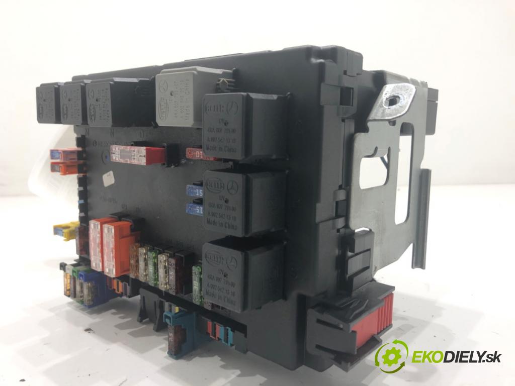 MERCEDES-BENZ W221 sedan 2010 205 kW S 400 Hybrid (221.095, 221.195) 3498 skříňka poistková A2219003001 (Pojistková skříňka)