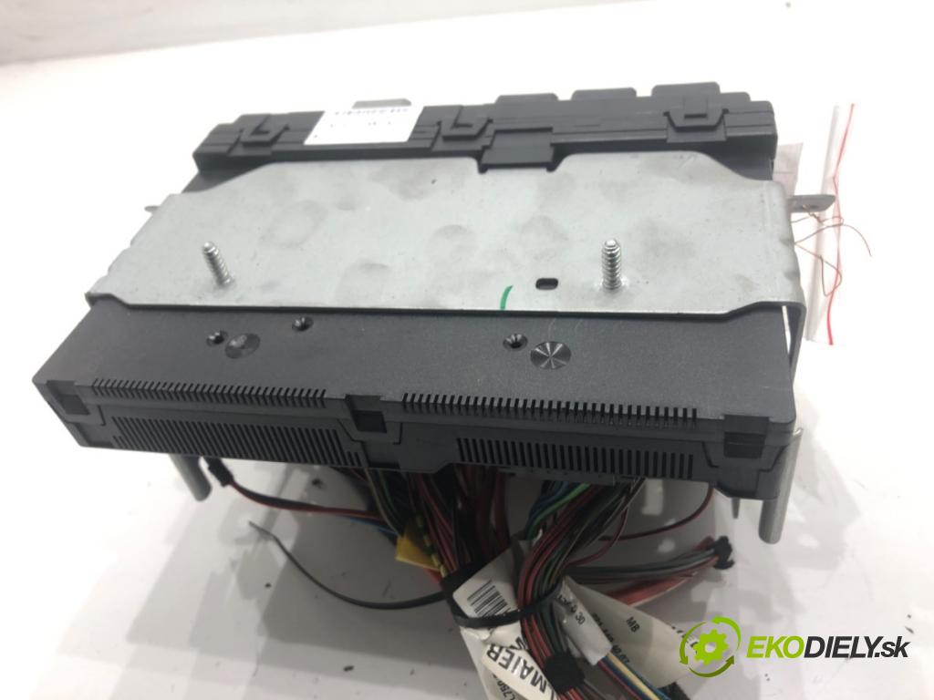 MERCEDES-BENZ W221 sedan 2010 205 kW S 400 Hybrid (221.095, 221.195) 3498 skříňka poistková A2219003001 (Pojistková skříňka)