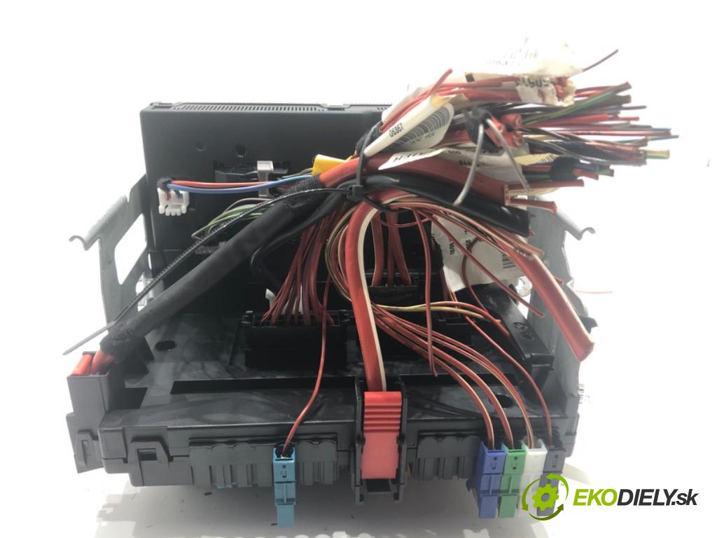 MERCEDES-BENZ W221 sedan 2010 205 kW S 400 Hybrid (221.095, 221.195) 3498 skříňka poistková A2219003001 (Pojistková skříňka)