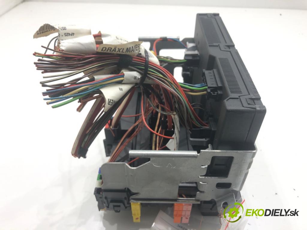 MERCEDES-BENZ W221 sedan 2010 205 kW S 400 Hybrid (221.095, 221.195) 3498 skříňka poistková A2219003001 (Pojistková skříňka)