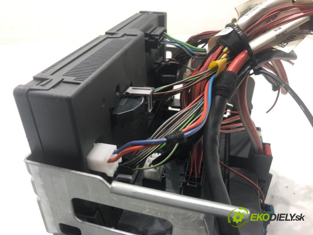 MERCEDES-BENZ W221 sedan 2010 205 kW S 400 Hybrid (221.095, 221.195) 3498 skříňka poistková A2219003001 (Pojistková skříňka)