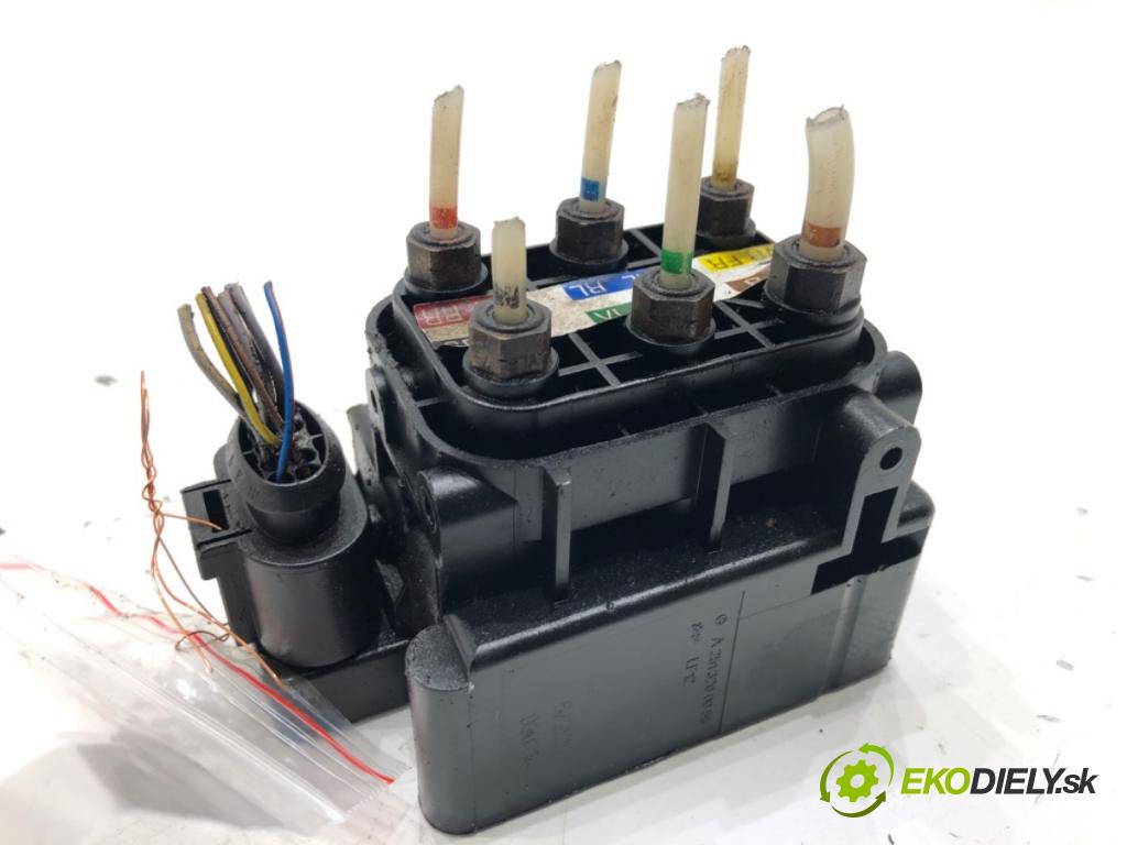 MERCEDES-BENZ W221 sedan 2010 205 kW S 400 Hybrid (221.095, 221.195) 3498 Rozdeľovač nápravy A2513200058