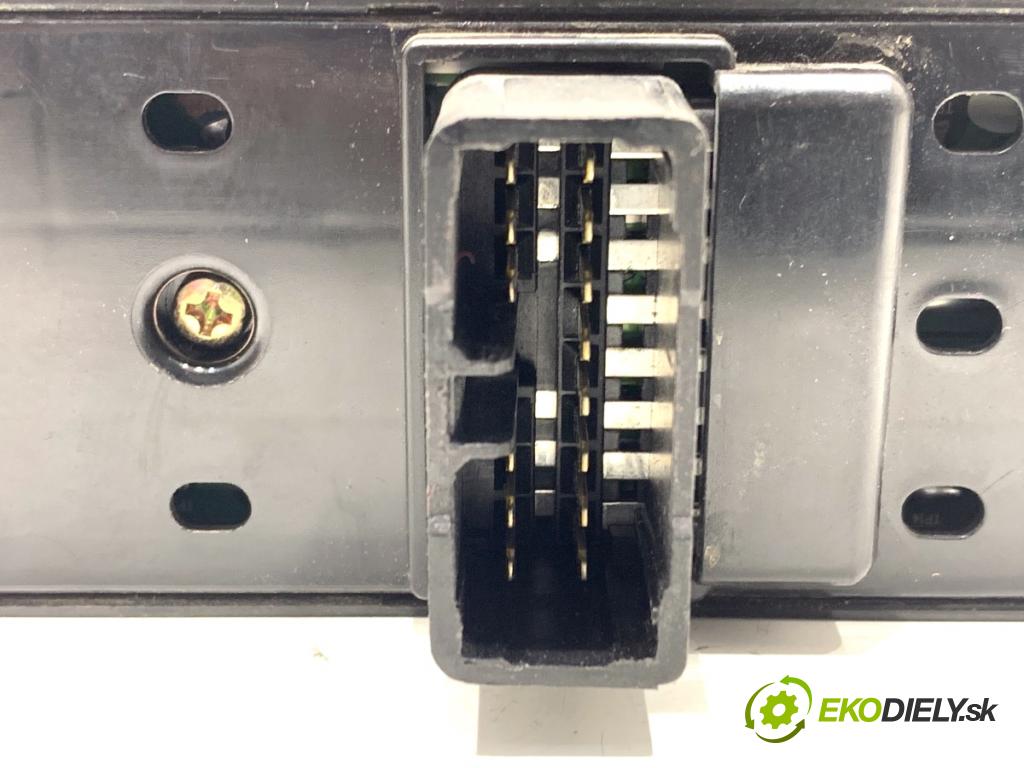 KIA SPORTAGE II SUV 2006 104 kW 2.0 16V 4WD 1975 Prepínač okien  (Prepínacie páčky pod volantom)