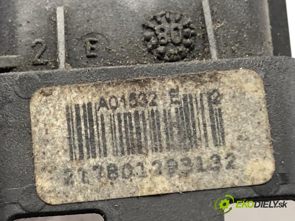 PEUGEOT PARTNER II Nadwozie pełne/minivan 2009 66 kW 1.6 HDi 16V 1560 zámok dveří zadní část 828418