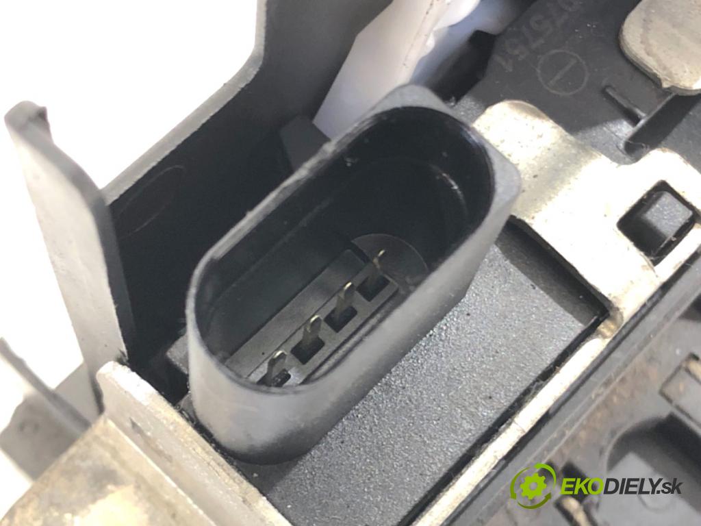 VW GOLF VII liftback 2012 77 kW 1.6 TDI 1598 zámok dveří zadní část 5G6827505