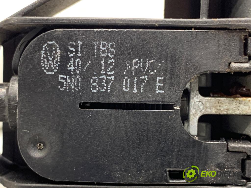 VW GOLF VII liftback 2012 77 kW 1.6 TDI 1598 klika vnejší levý přední část 5N0837017E