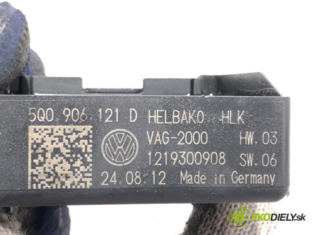 VW GOLF VII liftback 2012 77 kW 1.6 TDI 1598 modul pumpy paliva 5Q0906121D