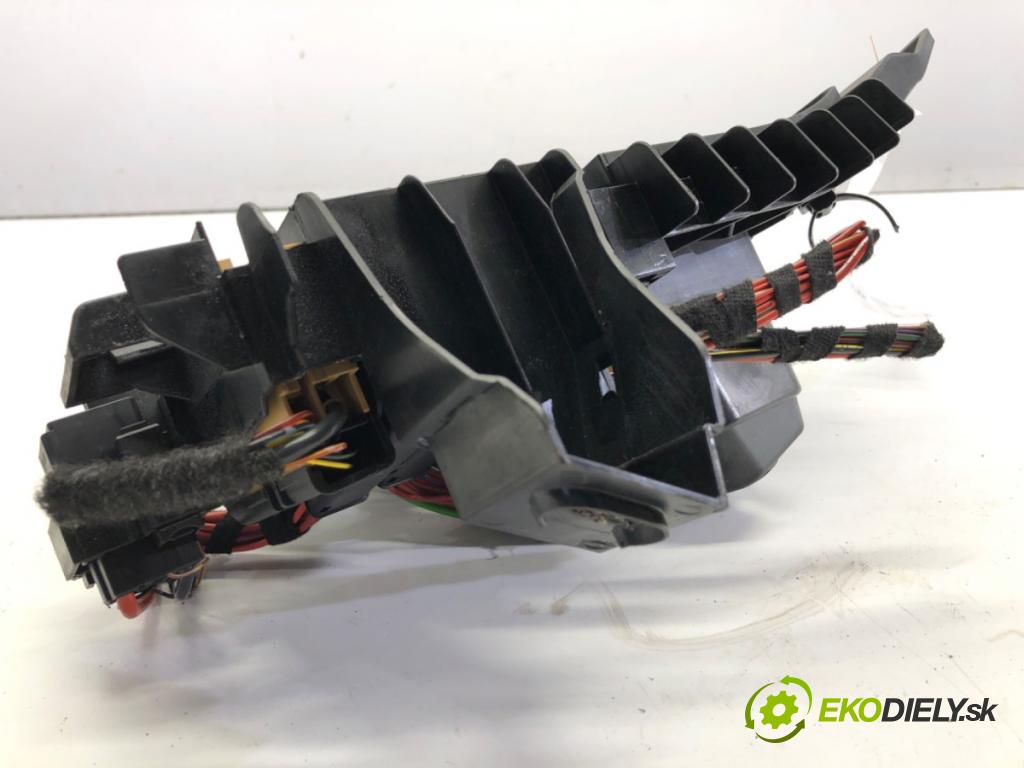 AUDI A7 C8 liftback 2023 195 kW 45 TFSI Mild Hybrid quattro 1984 skříňka poistková  (Pojistková skříňka)