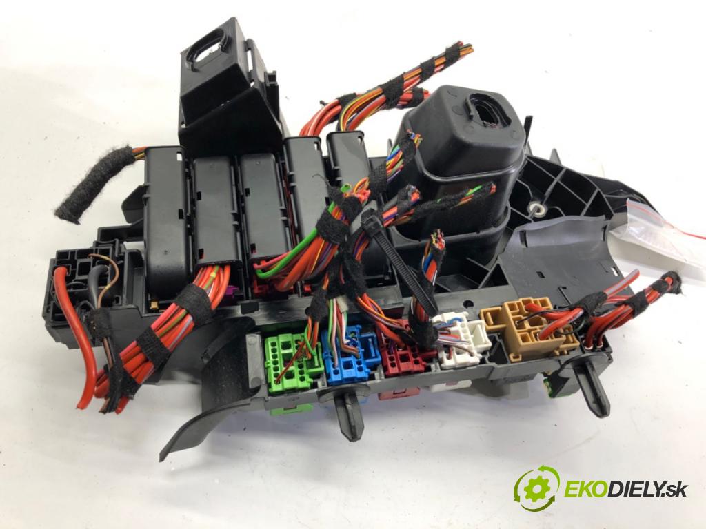 AUDI A7 C8 liftback 2023 195 kW 45 TFSI Mild Hybrid quattro 1984 skříňka poistková  (Pojistková skříňka)