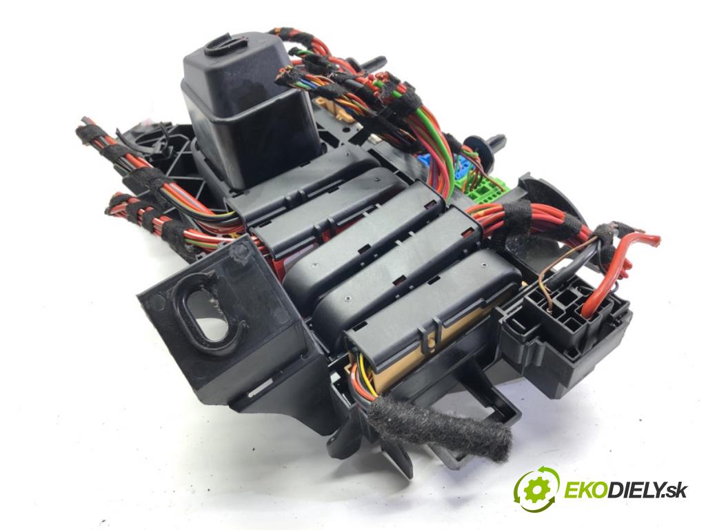 AUDI A7 C8 liftback 2023 195 kW 45 TFSI Mild Hybrid quattro 1984 skříňka poistková  (Pojistková skříňka)