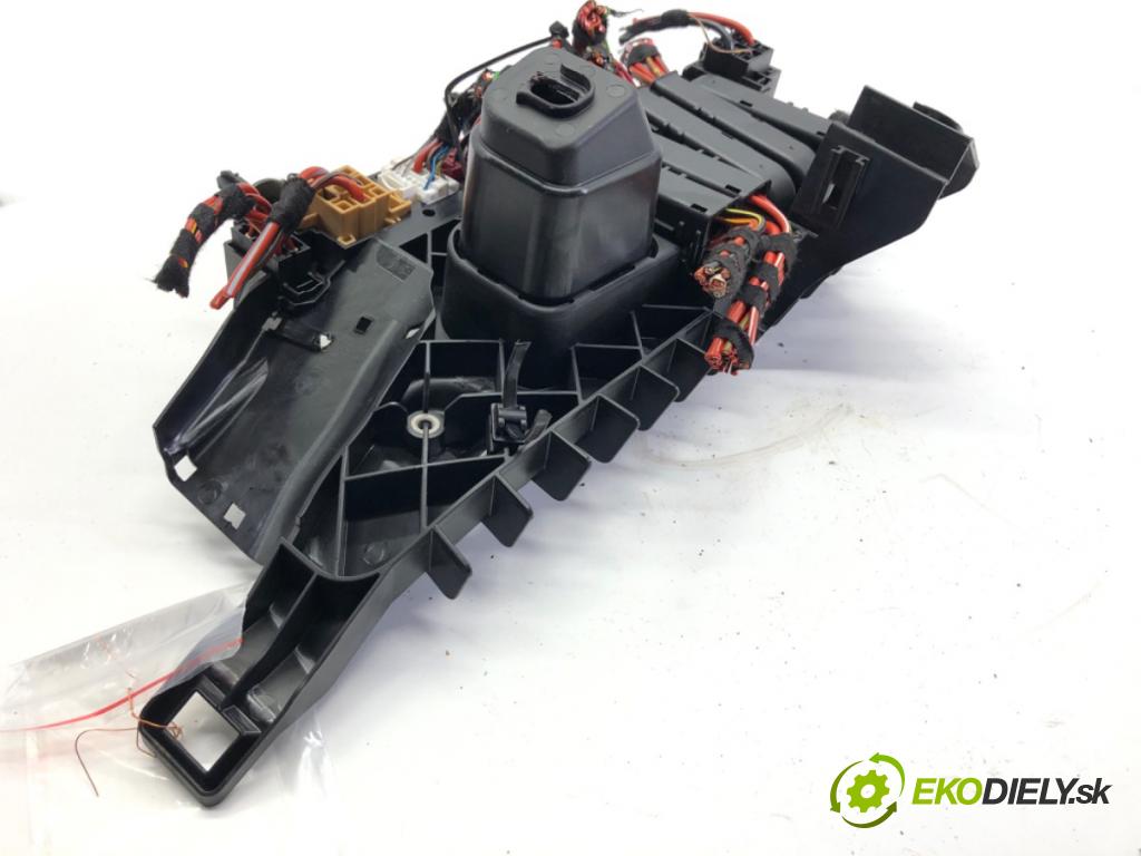 AUDI A7 C8 liftback 2023 195 kW 45 TFSI Mild Hybrid quattro 1984 skříňka poistková  (Pojistková skříňka)