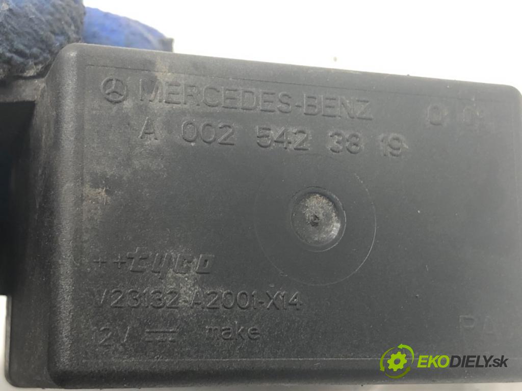 MERCEDES-BENZ S211 Kombi 2004 150 kW E 320 T CDI (211.226) 3222 relé sviečok žhavenia A0025423819 (Relé)
