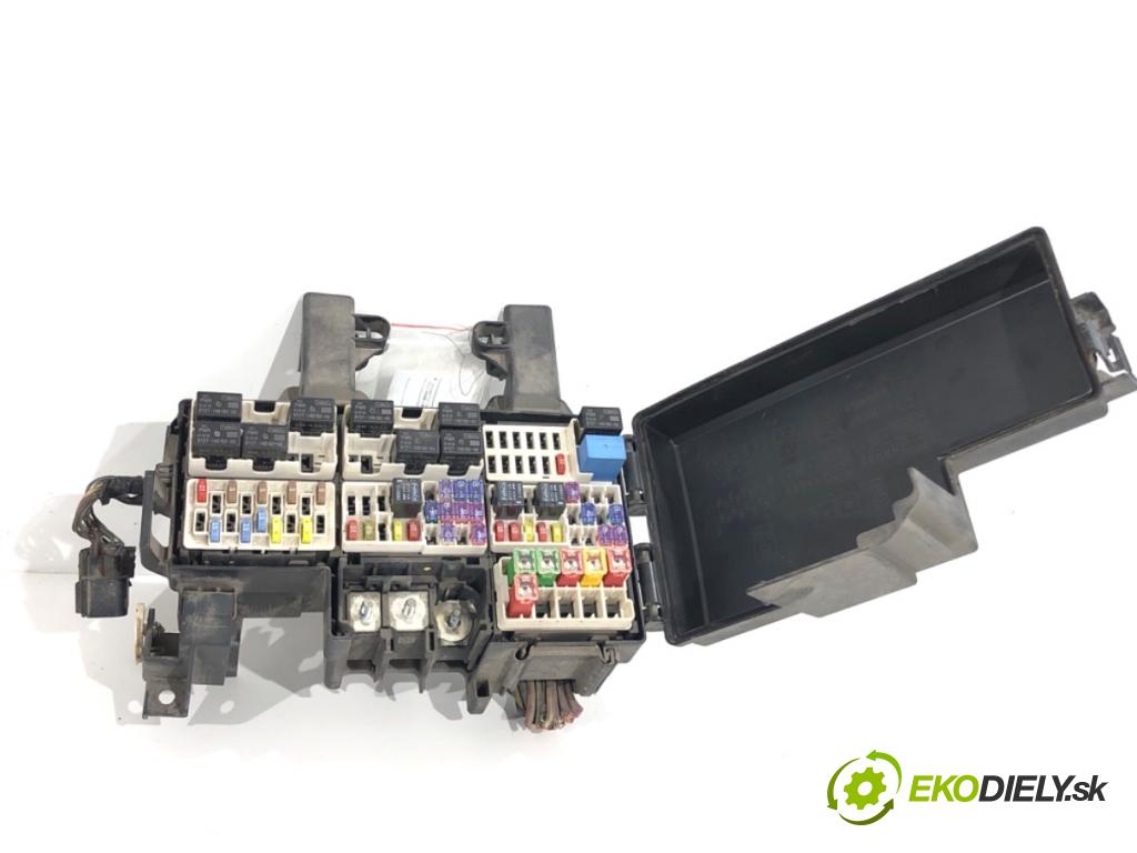 FORD USA MUSTANG VI coupe 2016 224 kW 3.7 V6 3726 skříňka poistková  (Pojistková skříňka)