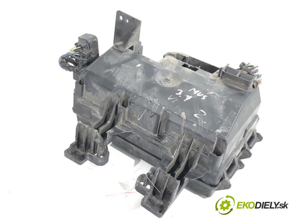 FORD USA MUSTANG VI coupe 2016 224 kW 3.7 V6 3726 skříňka poistková  (Pojistková skříňka)