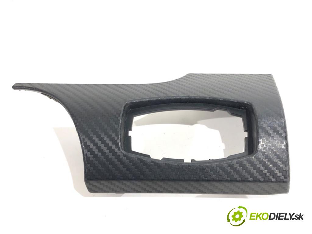 FORD USA MUSTANG VI coupe 2016 224 kW 3.7 V6 3726 lišta kryt FR3B-13D168-A (Lišta)