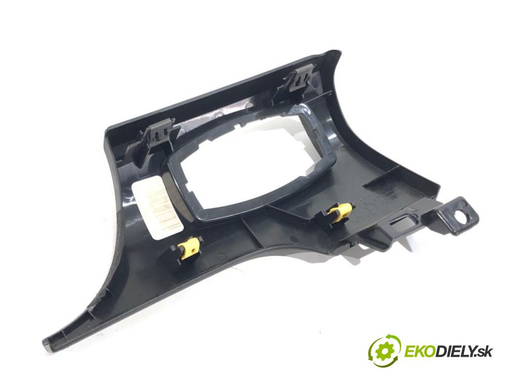 FORD USA MUSTANG VI coupe 2016 224 kW 3.7 V6 3726 lišta kryt FR3B-13D168-A (Lišta)