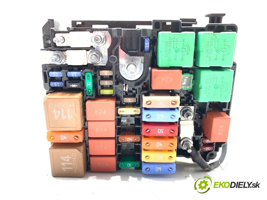 OPEL COMBO D Nadwozie pełne/minivan 2024 81 kW 1.2 1199 skříňka poistková  (Pojistková skříňka)