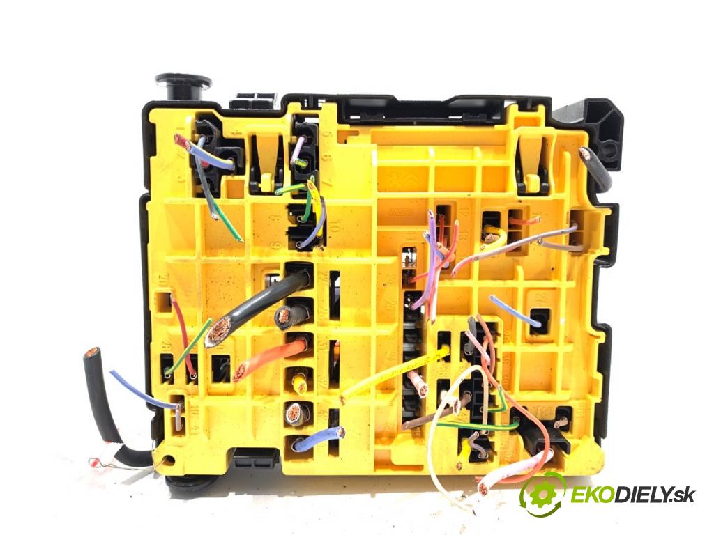 OPEL COMBO D Nadwozie pełne/minivan 2024 81 kW 1.2 1199 skříňka poistková  (Pojistková skříňka)