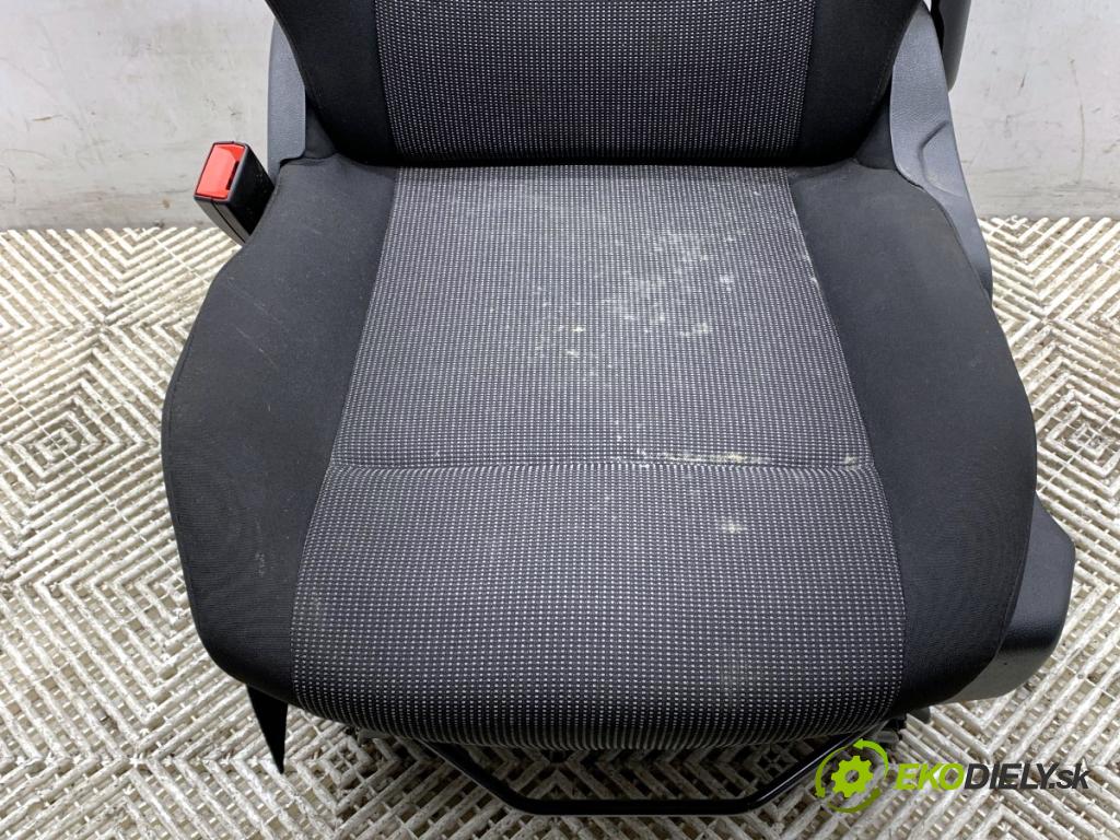 OPEL COMBO D Nadwozie pełne/minivan 2024 81 kW 1.2 1199 sedadlo levý přední část