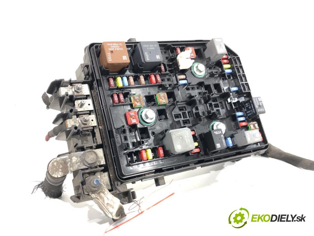 OPEL ASTRA K liftback 2016 92 kW 1.4 Turbo (68) 1399 skříňka poistková 15514069 (Pojistková skříňka)