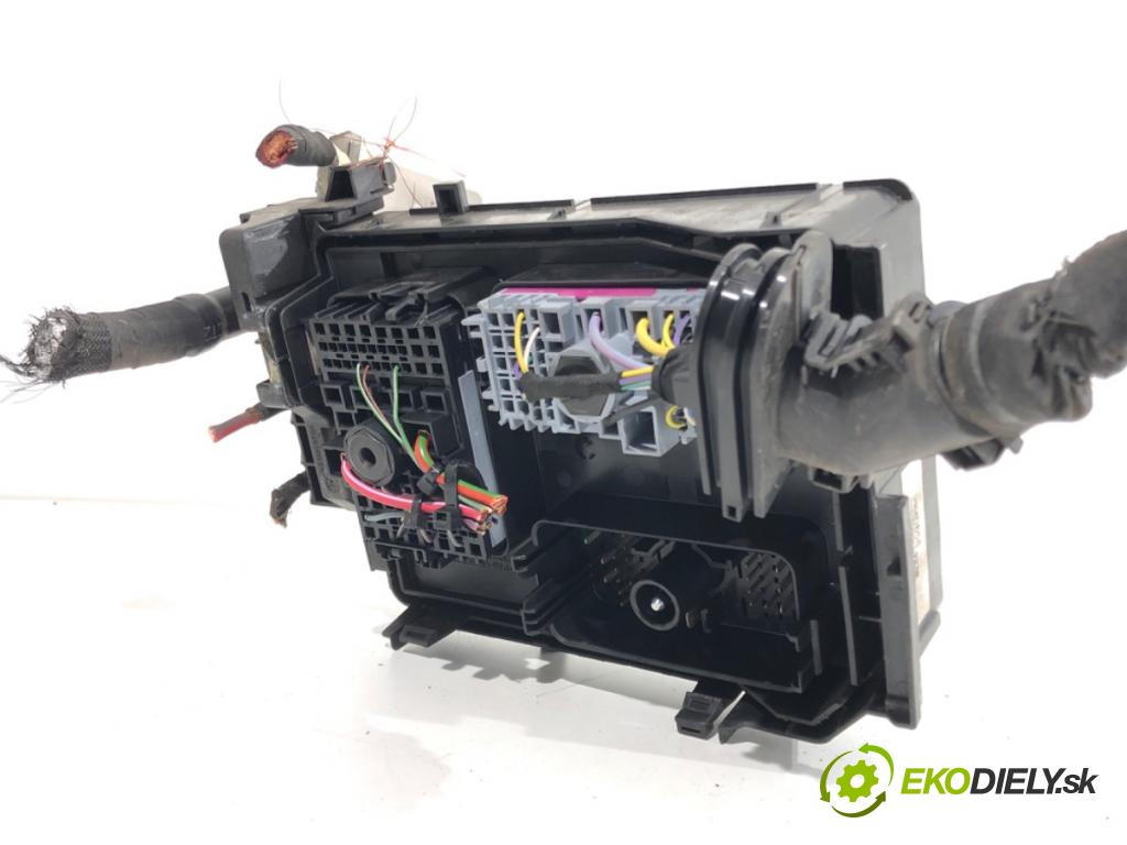 OPEL ASTRA K liftback 2016 92 kW 1.4 Turbo (68) 1399 skříňka poistková 15514069 (Pojistková skříňka)