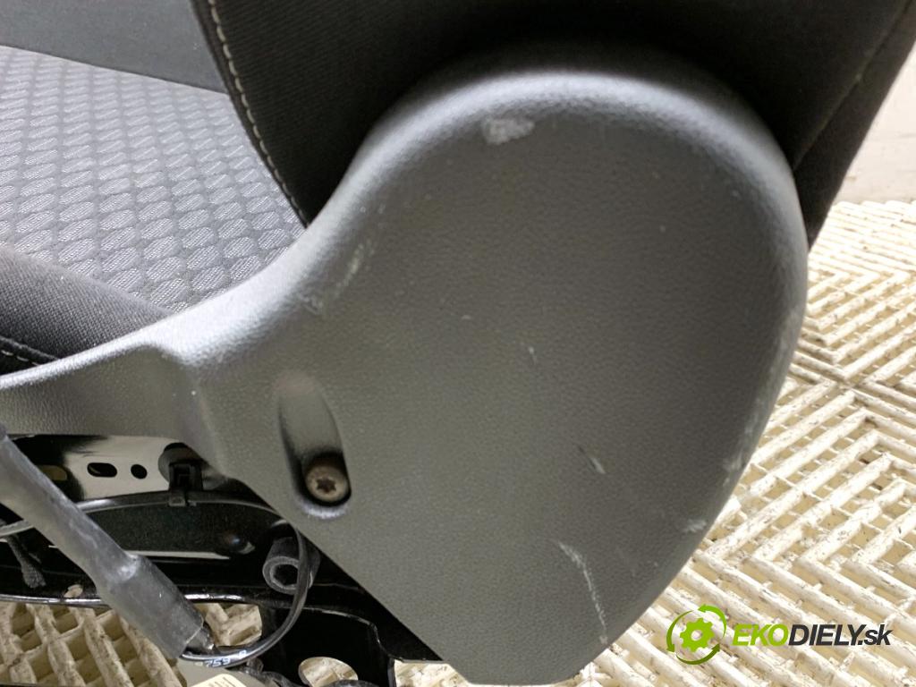 OPEL ASTRA K liftback 2016 92 kW 1.4 Turbo (68) 1399 sedadlo pravý přední část