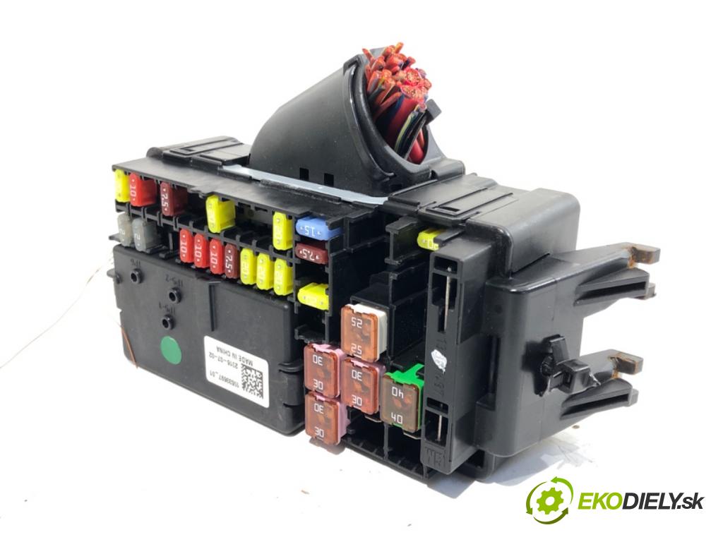 OPEL ASTRA K liftback 2016 92 kW 1.4 Turbo (68) 1399 skříňka poistková 15533697 (Pojistková skříňka)