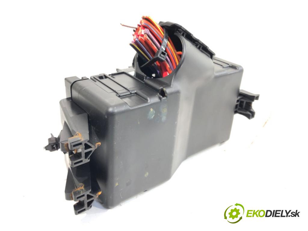 OPEL ASTRA K liftback 2016 92 kW 1.4 Turbo (68) 1399 skříňka poistková 15533697 (Pojistková skříňka)