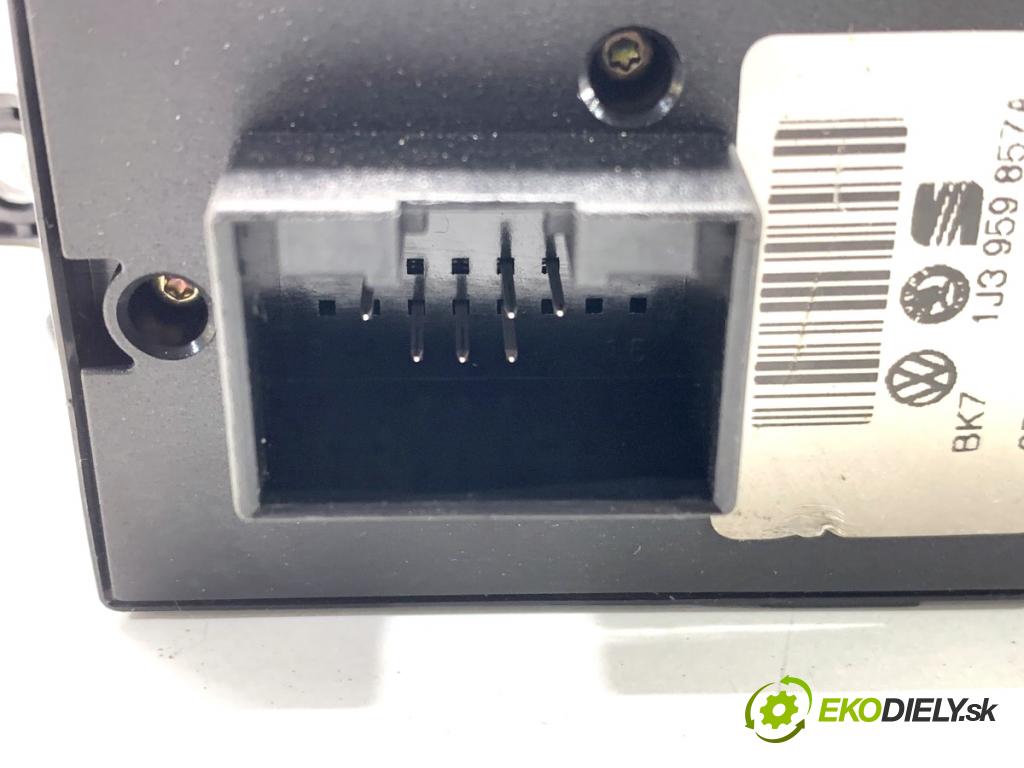 SKODA FABIA I liftback 2005 55 kW 1.4 16V 1390 Prepínač okien 1J3959857A (Prepínacie páčky pod volantom)