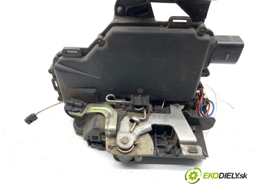 VW PASSAT B5 sedan 1997 74 kW 1.6 1595 zámok dveře pravý zadní část