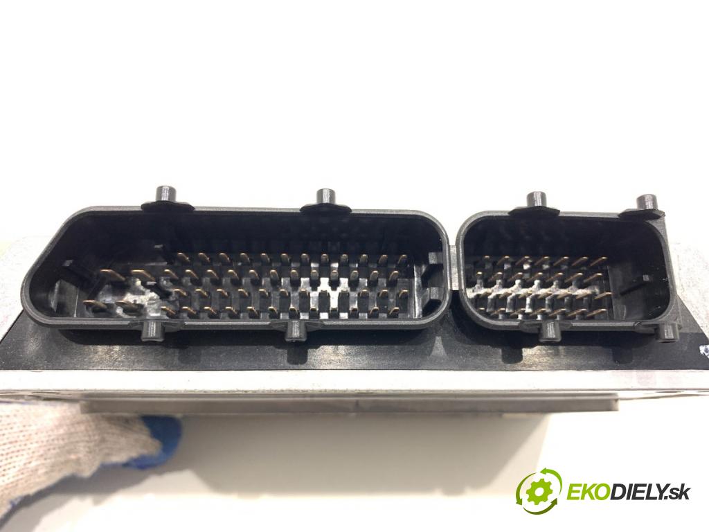 VW PASSAT B5 sedan 1997 74 kW 1.6 1595 riadiaca jednotka Motor 3B0907557 (Riadiaca jednotka)