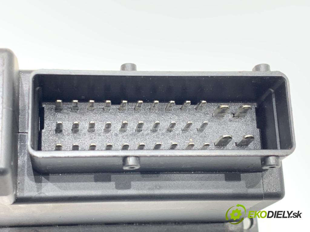 VW PASSAT B5 sedan 1997 74 kW 1.6 1595 Prepínač okien 3B4959793 (Prepínacie páčky pod volantom)