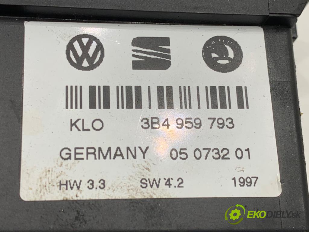 VW PASSAT B5 sedan 1997 74 kW 1.6 1595 Prepínač okien 3B4959793 (Prepínacie páčky pod volantom)