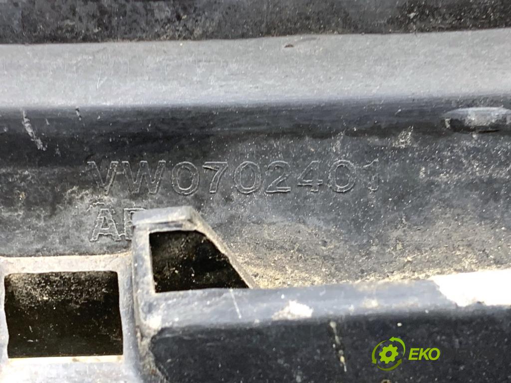 VW PASSAT B5 sedan 1997 74 kW 1.6 1595 mřížka maska  (Přední mřížka (maska chladiče))